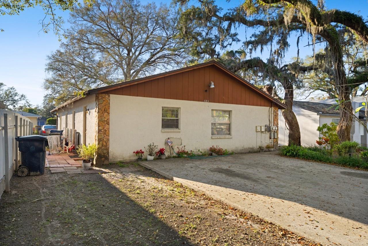 8204 N Hillsborough Ln Property Photo