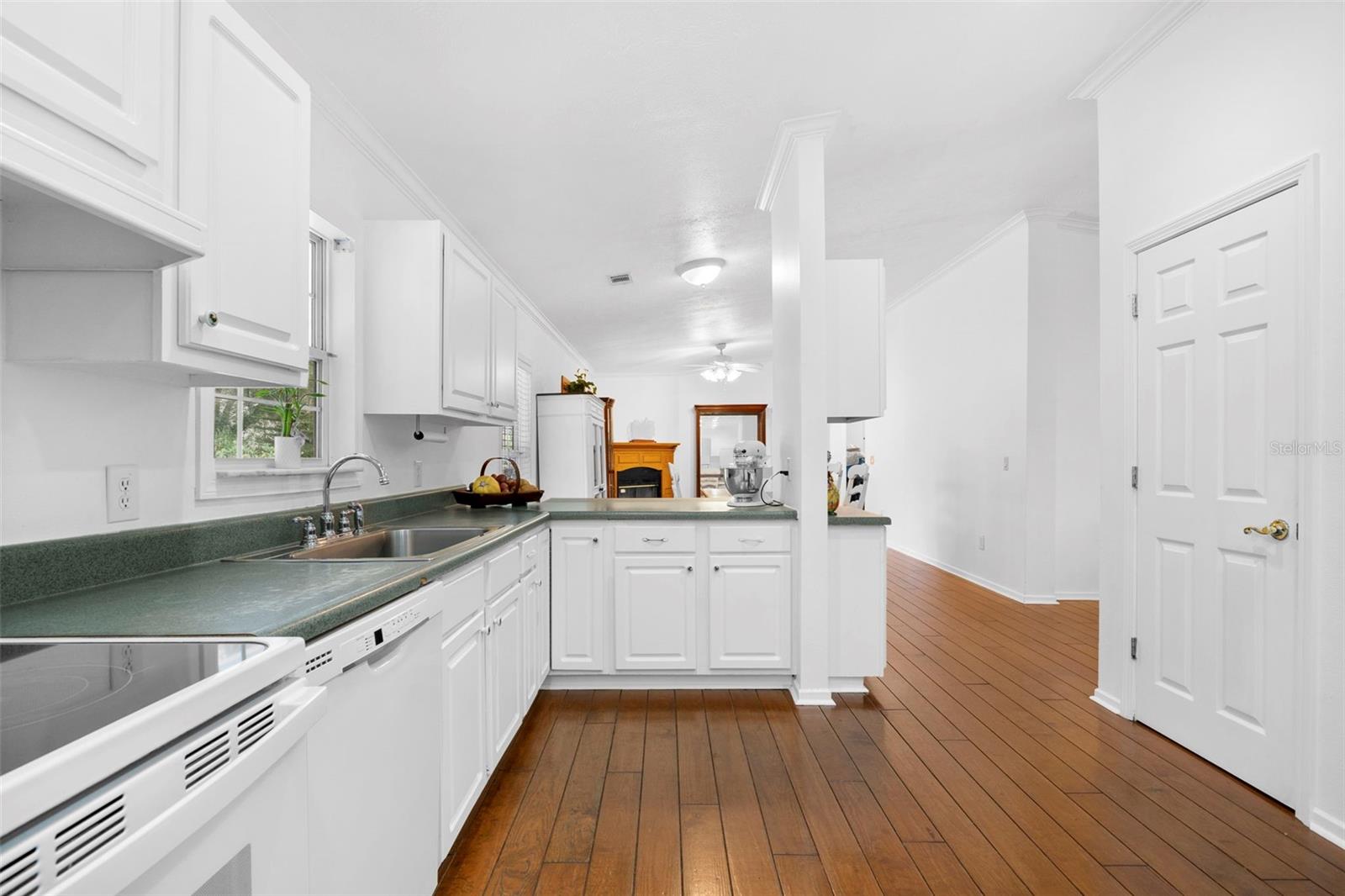 13015 Elm St Property Photo 5