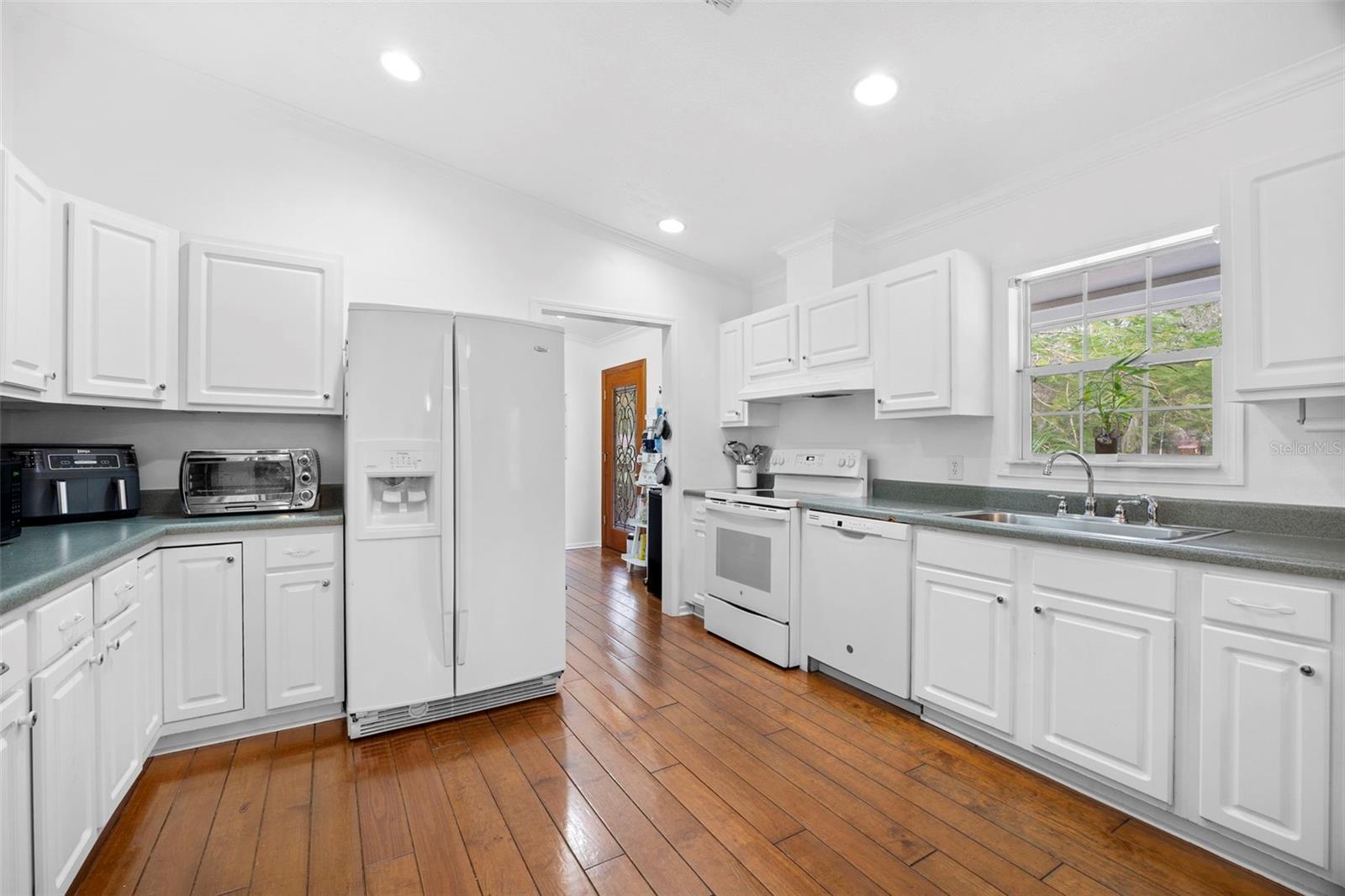 13015 Elm St Property Photo 7