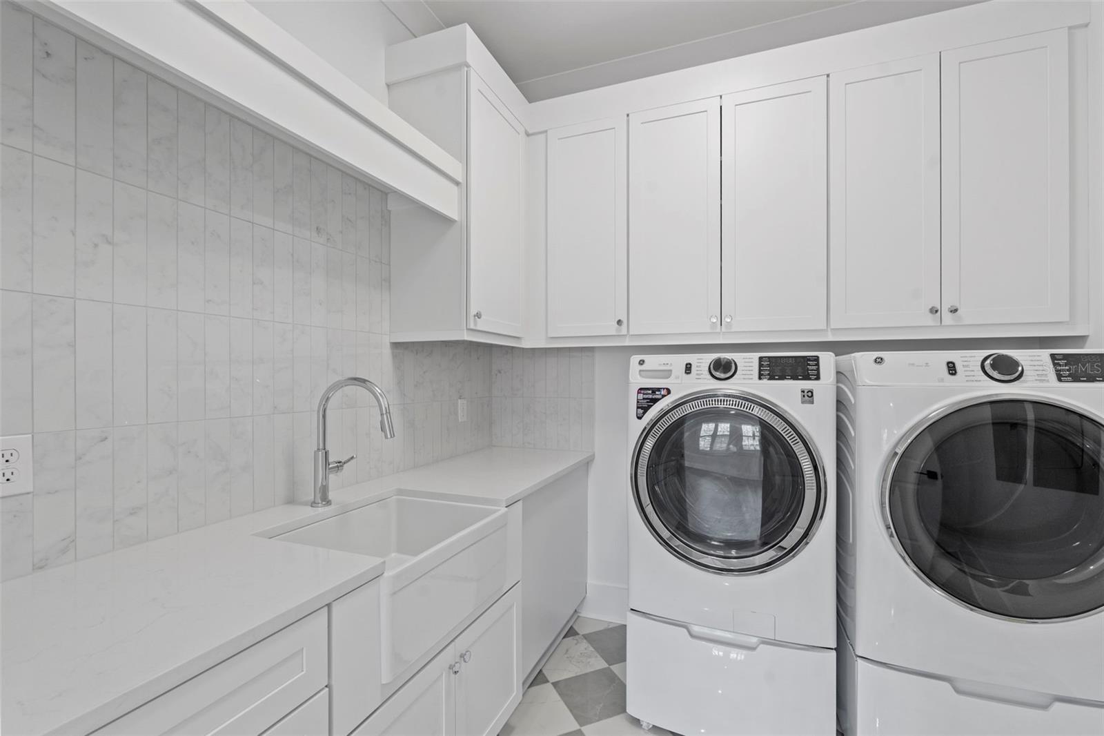690 Geneva Pl Property Photo 30