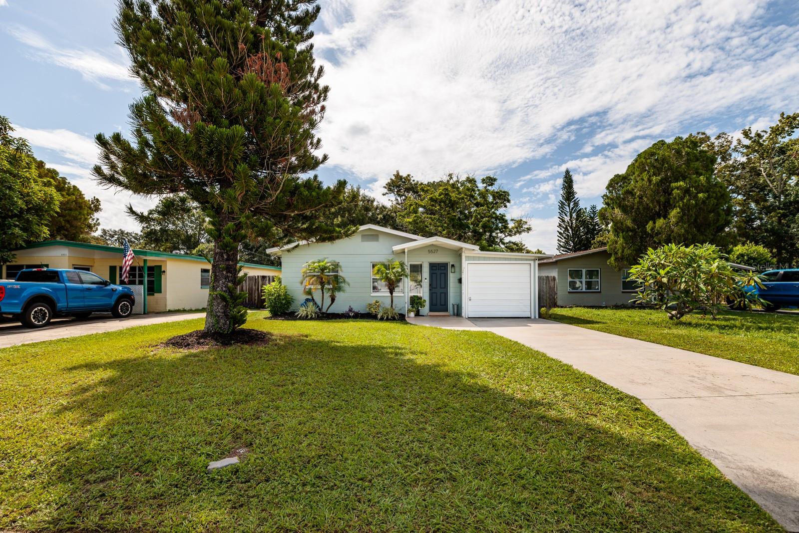 5527 KELLY DR N Property Photo 1