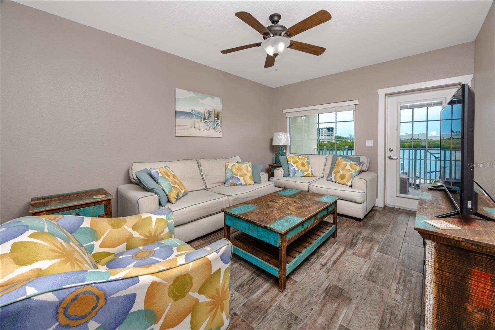 399 2nd St #217 Property Photo 3