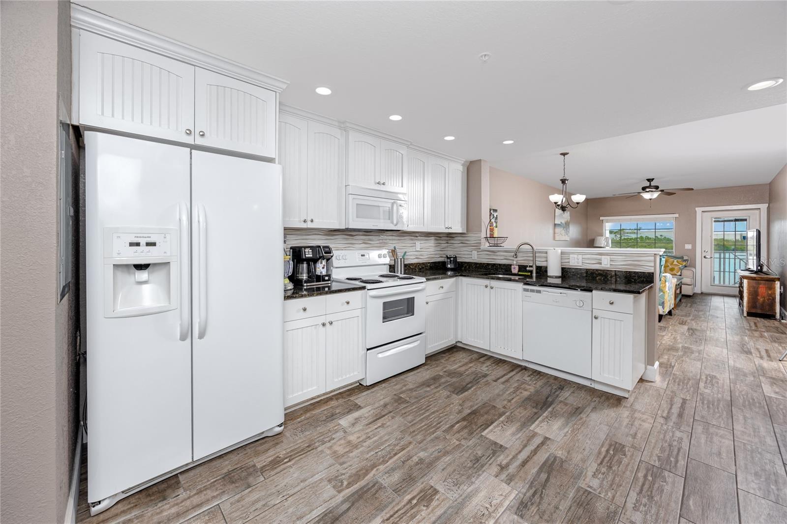 399 2nd St #217 Property Photo 4