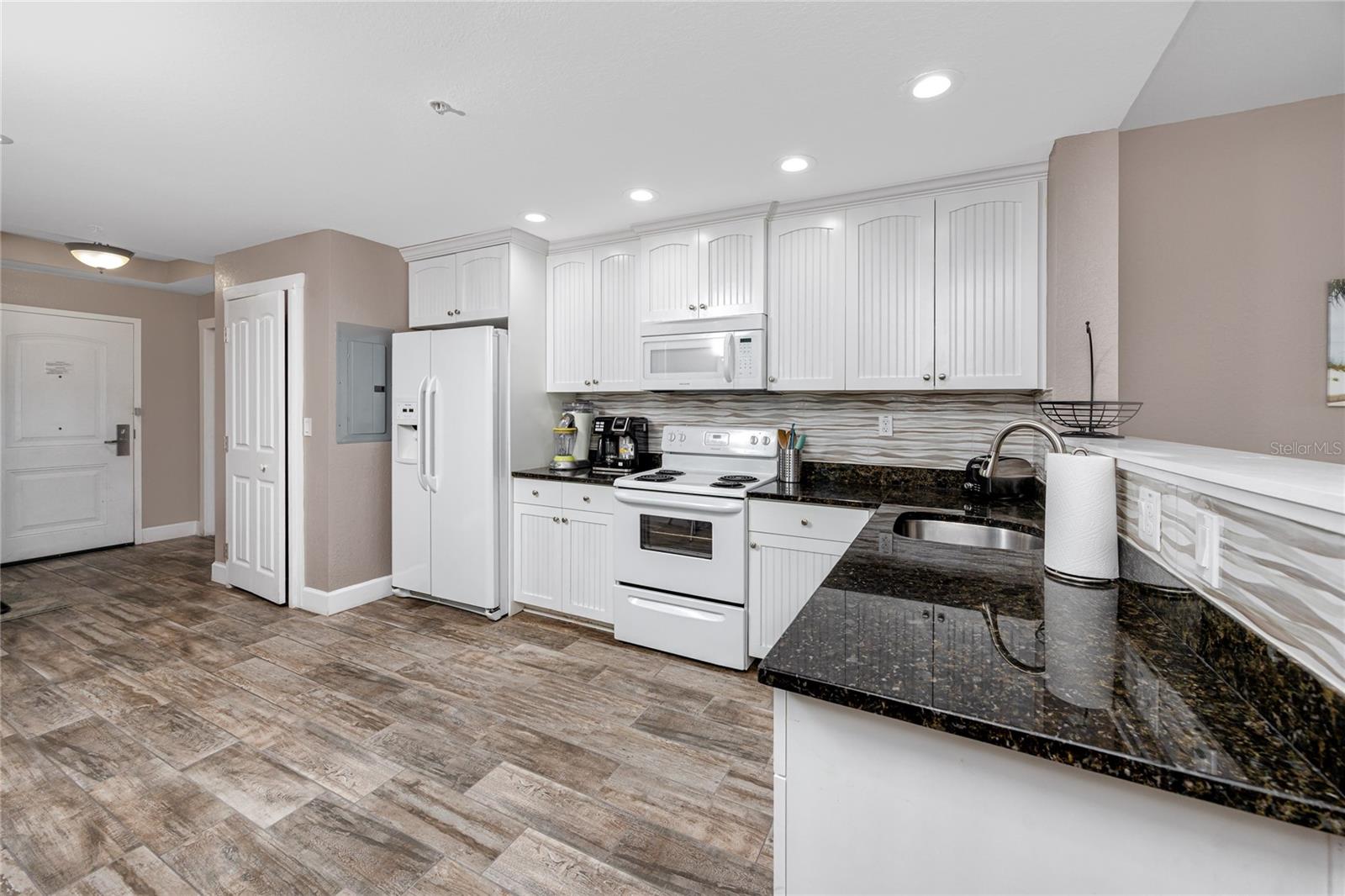 399 2nd St #217 Property Photo 6