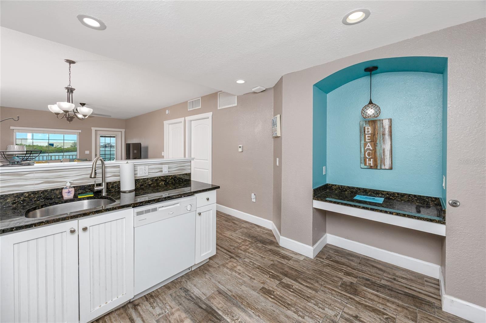 399 2nd St #217 Property Photo 8