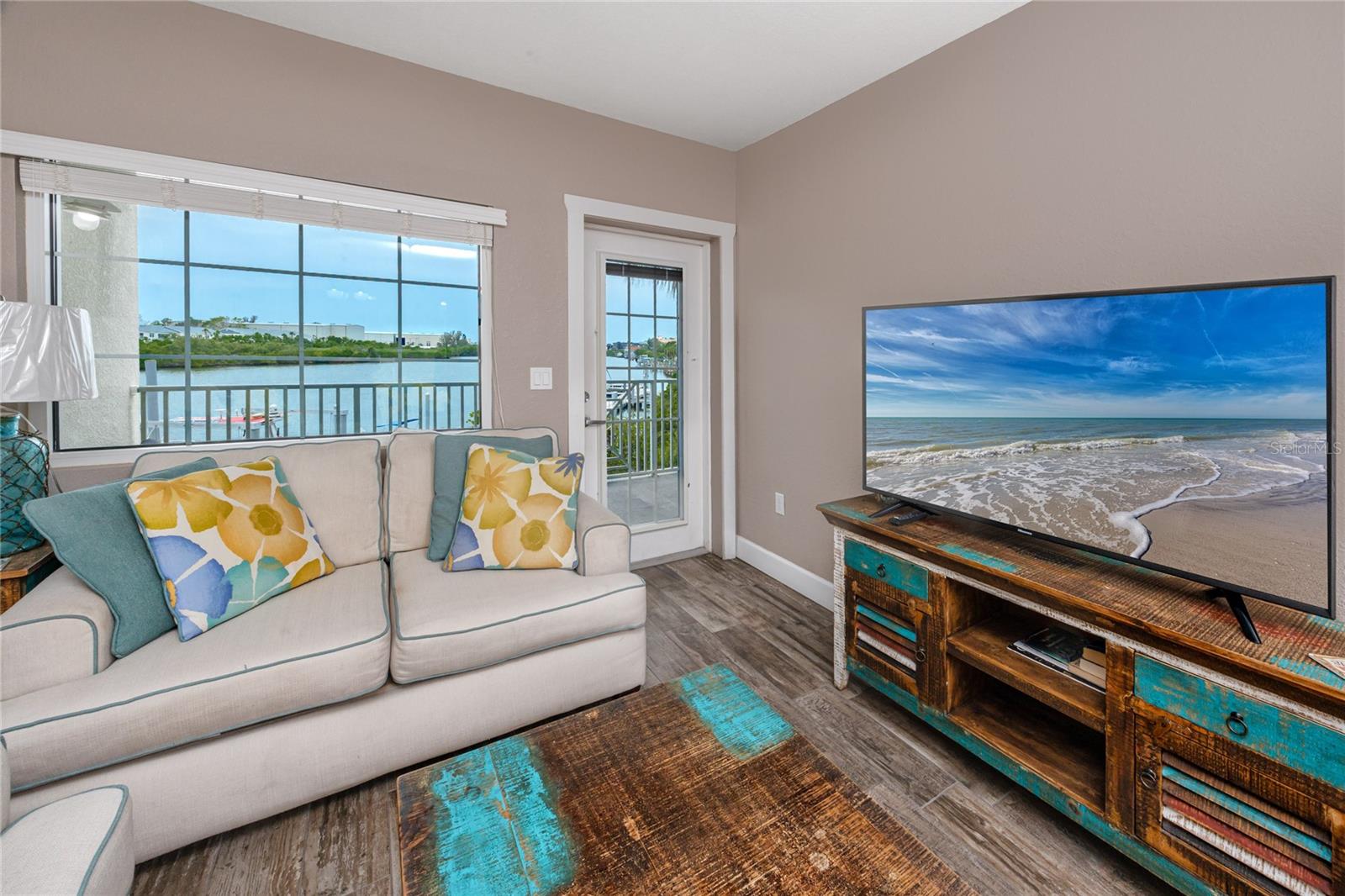 399 2nd St #217 Property Photo 12