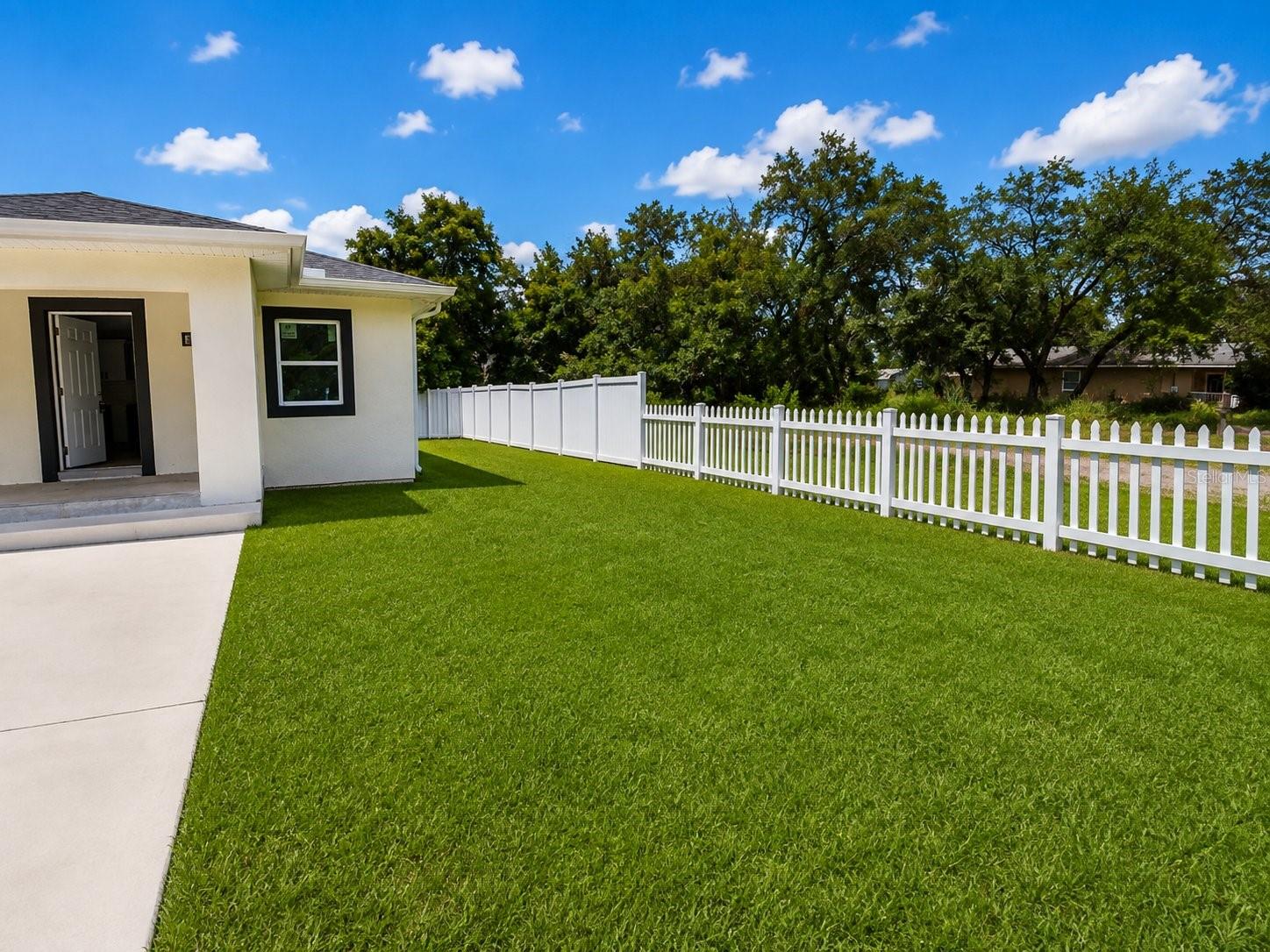 3704 Smith Tree St Property Photo 2