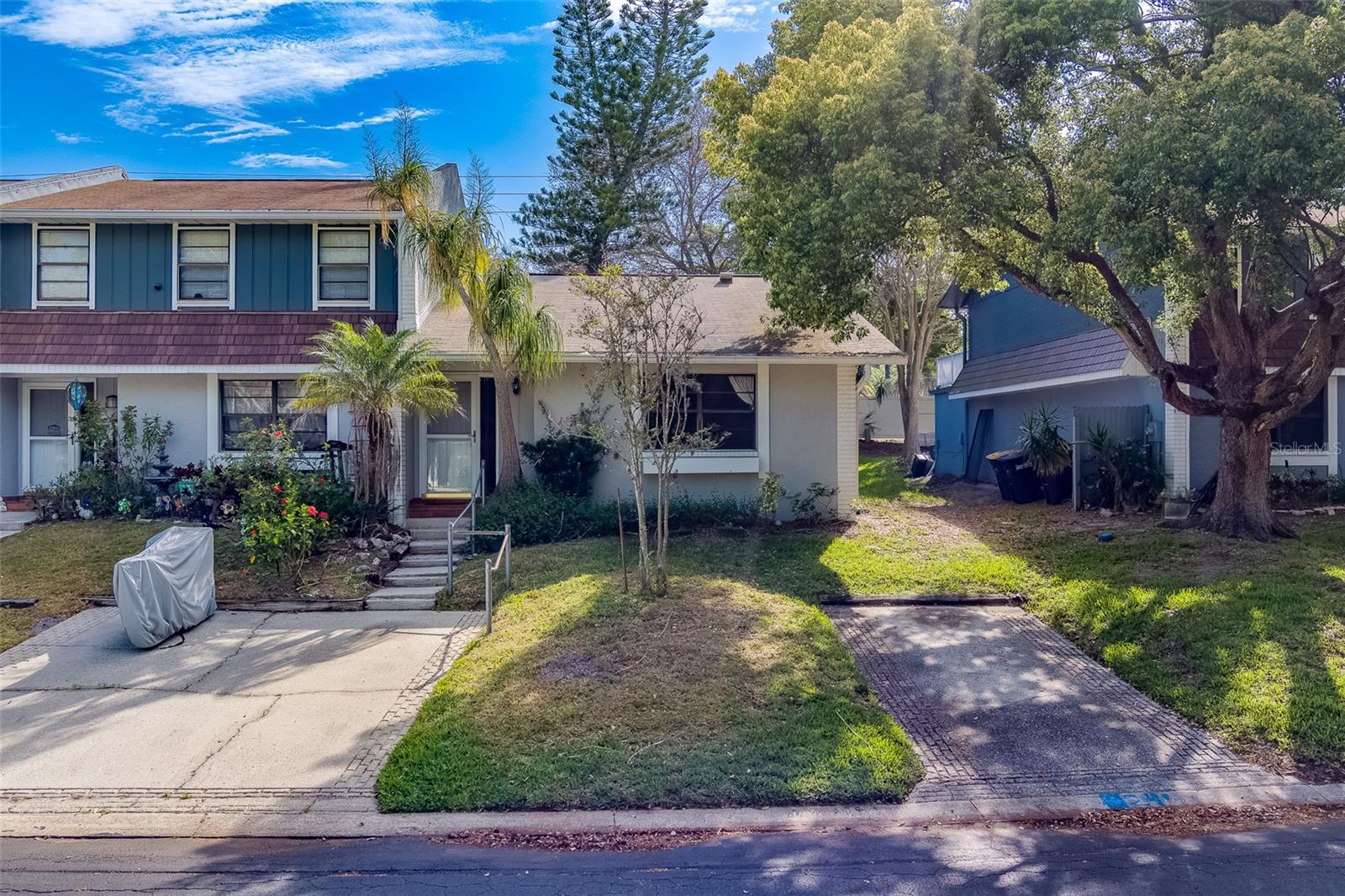 1249 Abbey Crescent Ln Property Photo 1