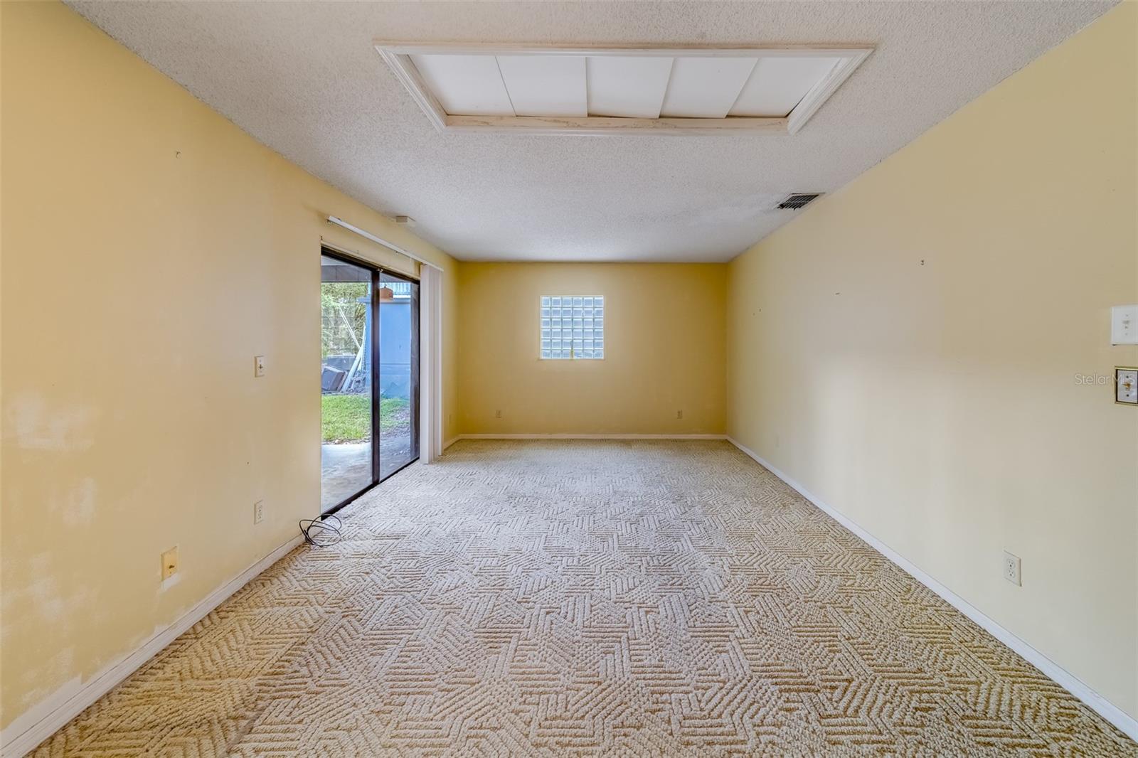 1249 Abbey Crescent Ln Property Photo 3