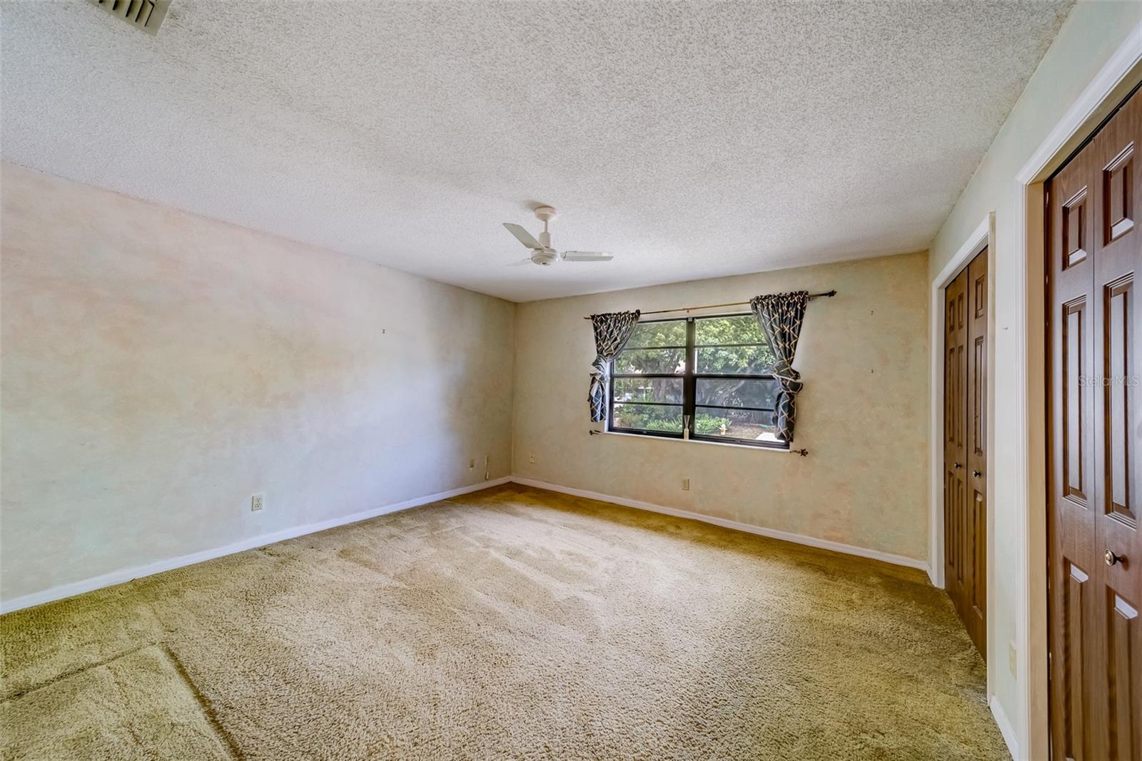 1249 Abbey Crescent Ln Property Photo 8