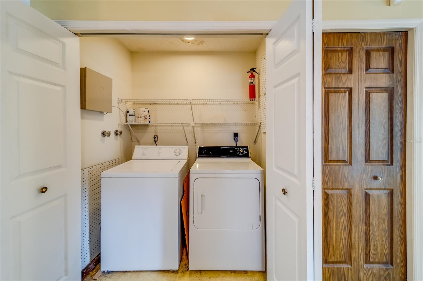 1249 Abbey Crescent Ln Property Photo 12