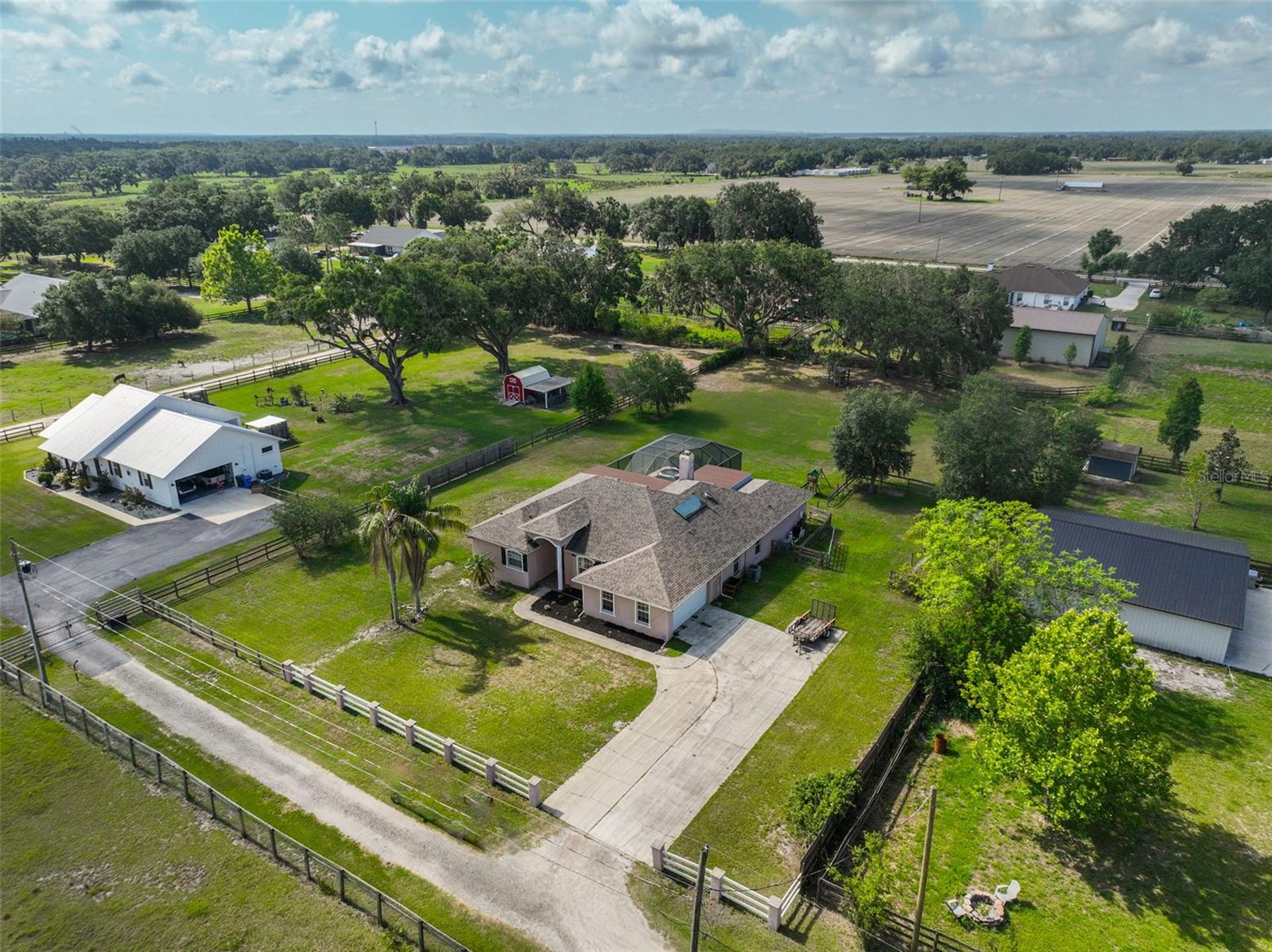 611 Robinson Oaks Ln Property Photo 1