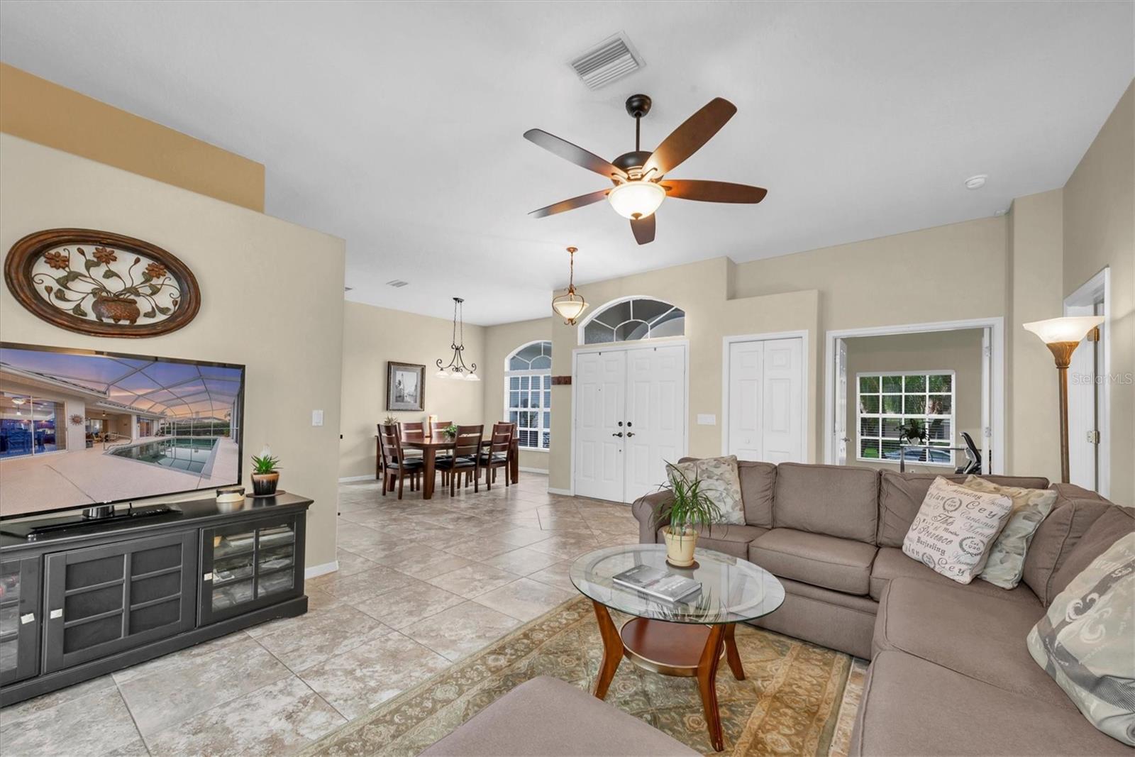 137 Woodcreek Dr E Property Photo 4