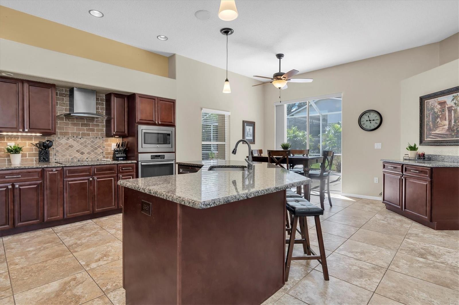 137 Woodcreek Dr E Property Photo 9