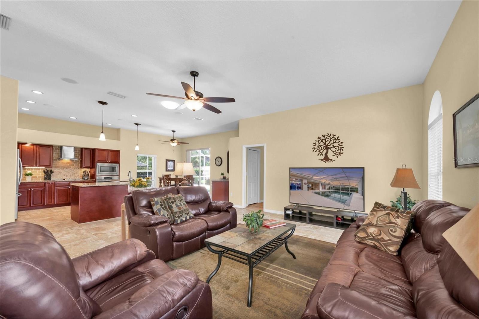 137 Woodcreek Dr E Property Photo 16