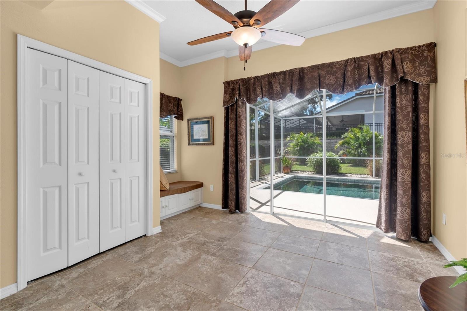 137 Woodcreek Dr E Property Photo 21