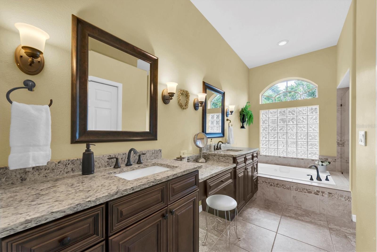 137 Woodcreek Dr E Property Photo 22