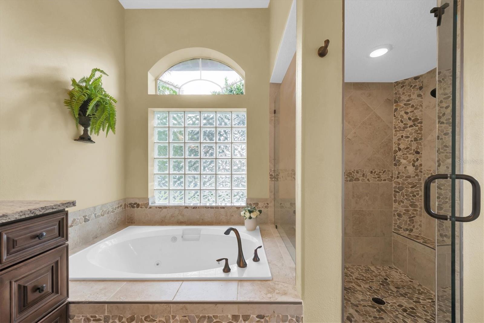 137 Woodcreek Dr E Property Photo 23