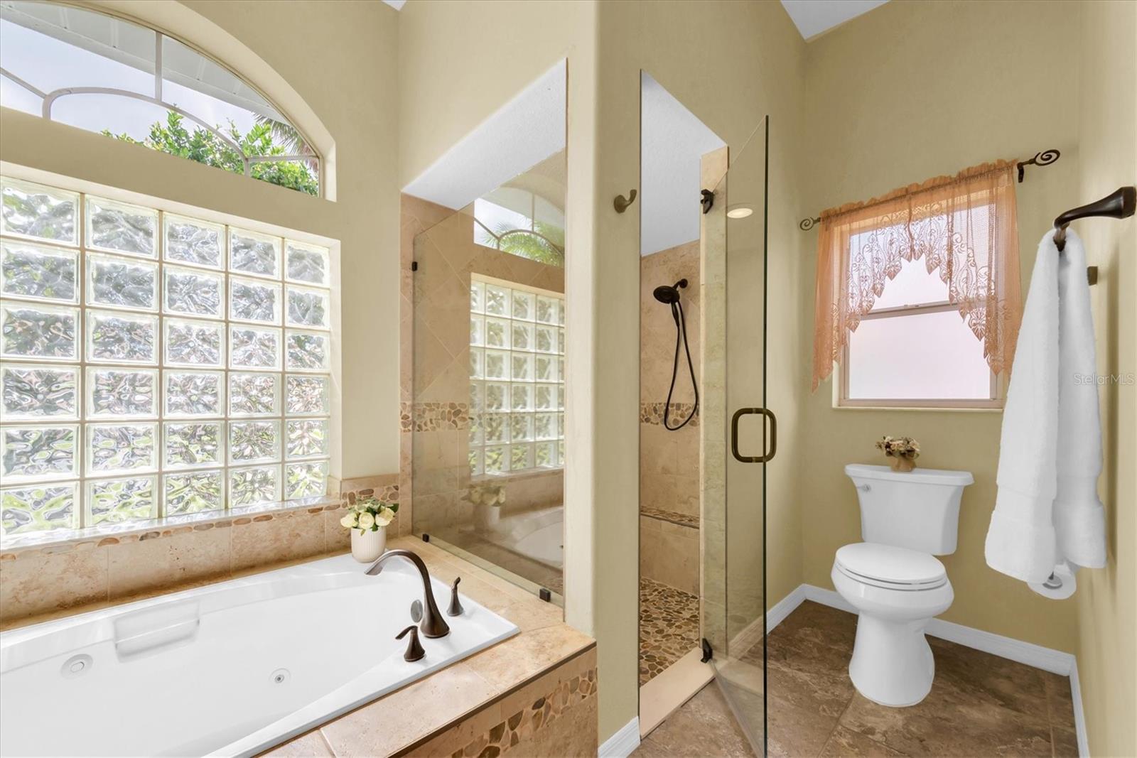 137 Woodcreek Dr E Property Photo 24