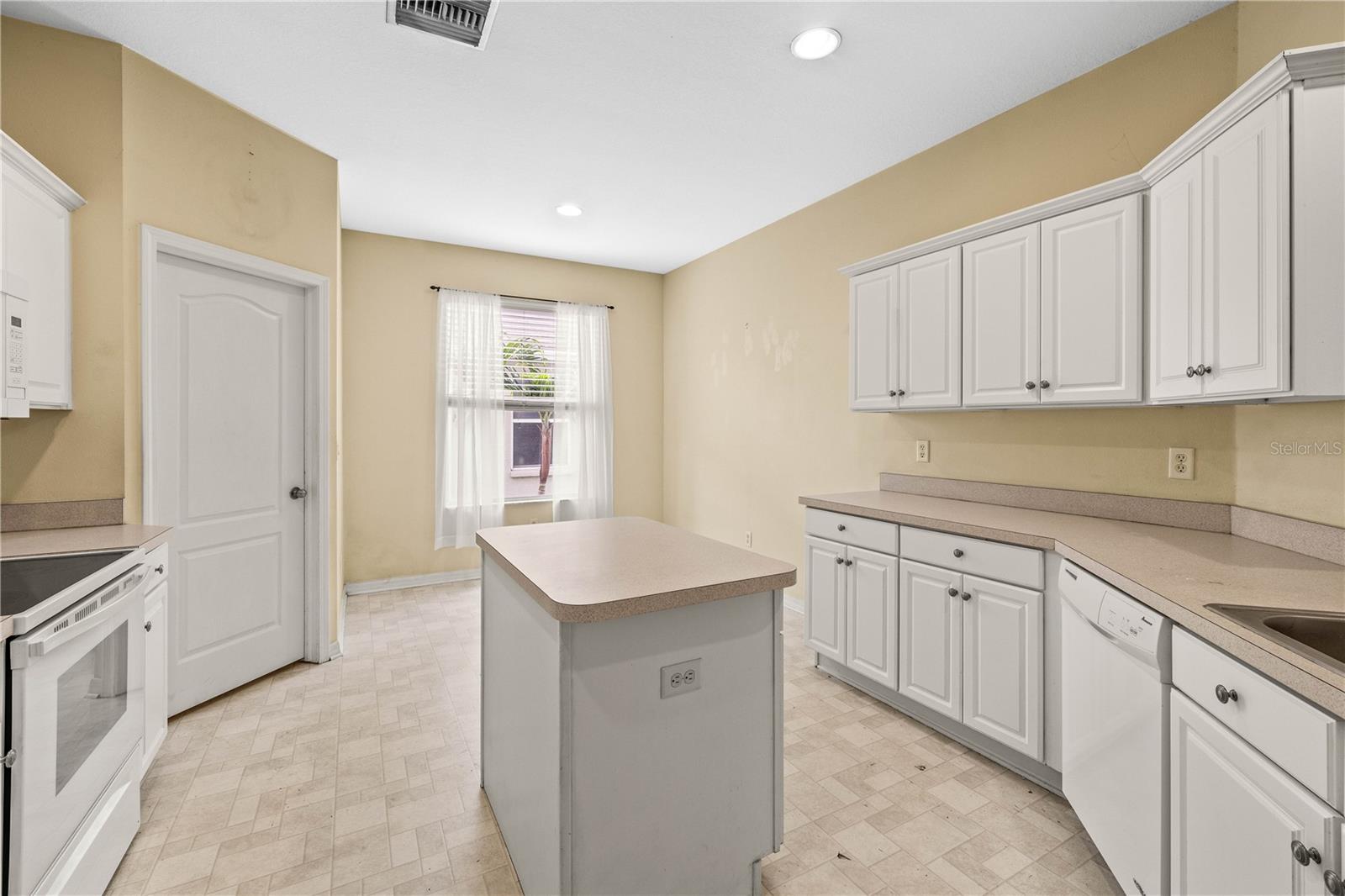 27353 Edenfield Dr Property Photo 7