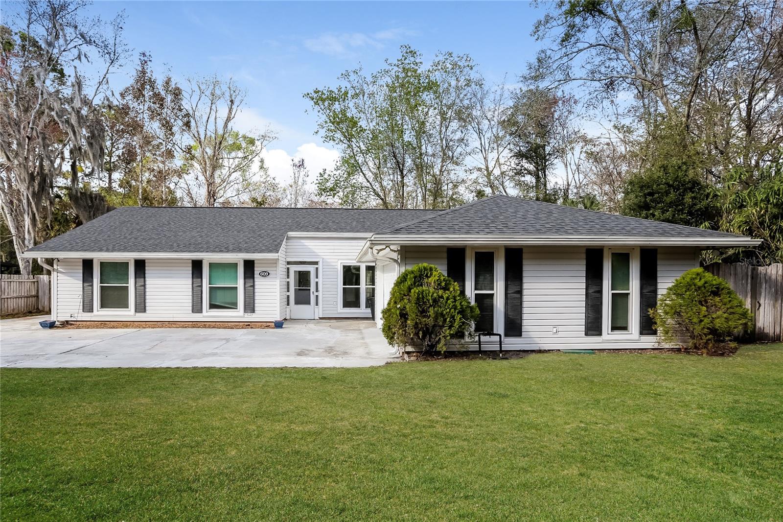 609 SAN ROBAR DR