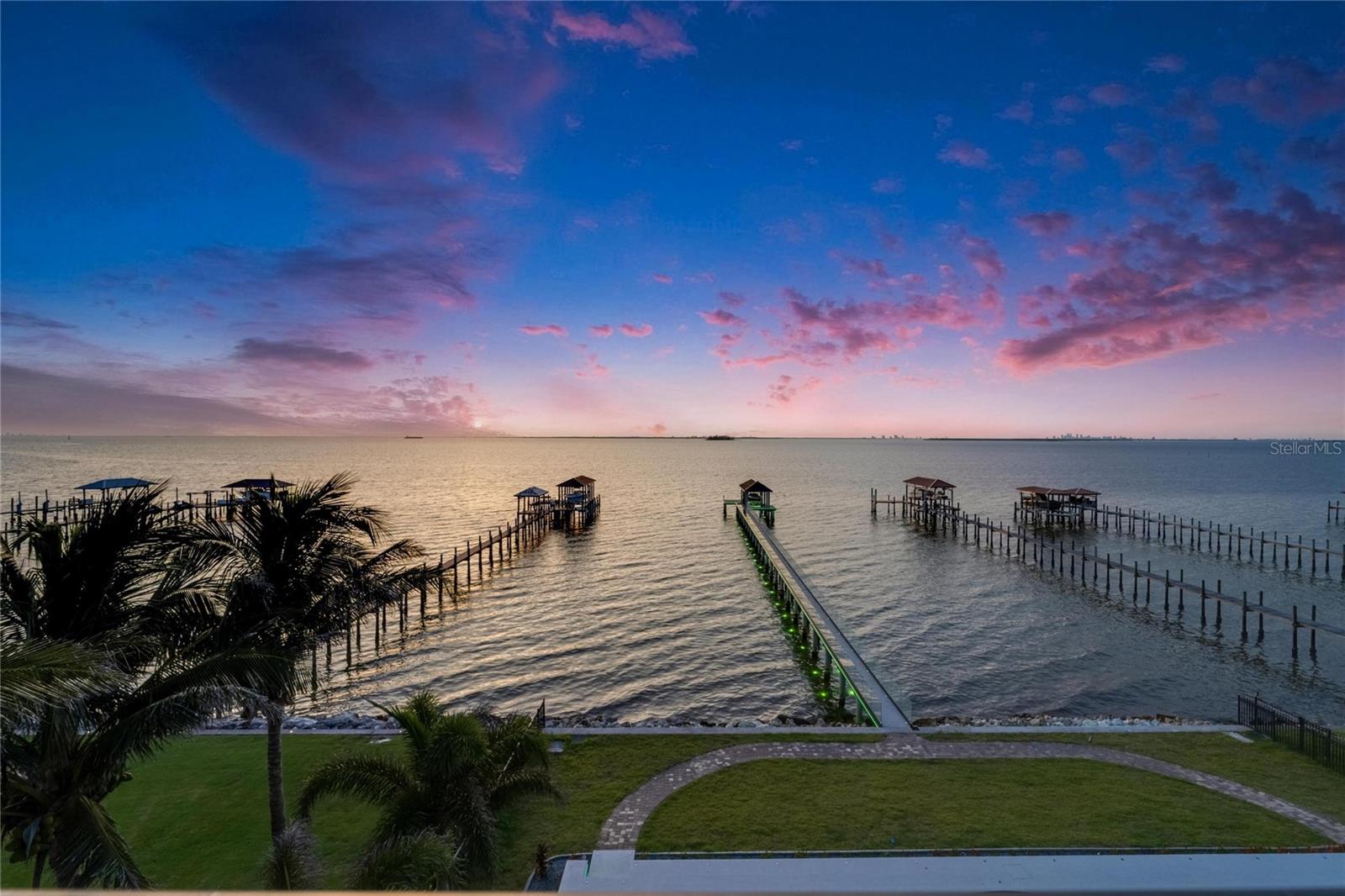 6526 Surfside Blvd Property Photo 2