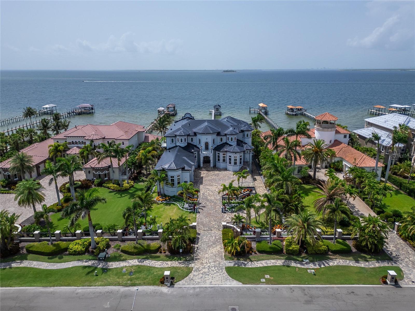 6526 Surfside Blvd Property Photo 4