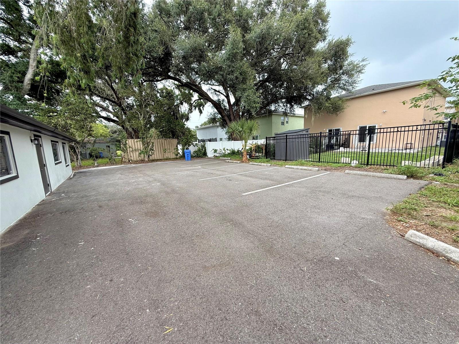 217 E Robertson St Property Photo 6