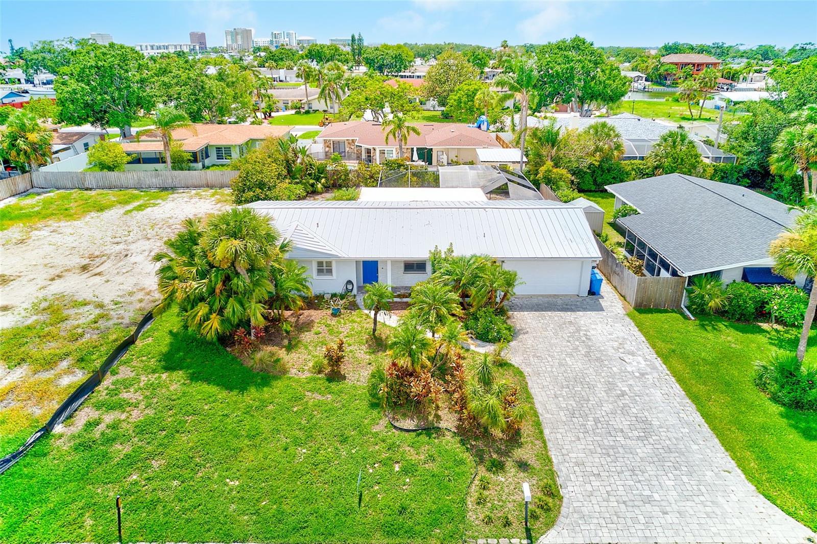 3928 E Eden Roc Cir Property Photo 1