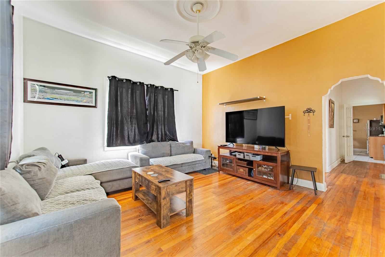 3321 W Woodlawn Ave Property Photo 1