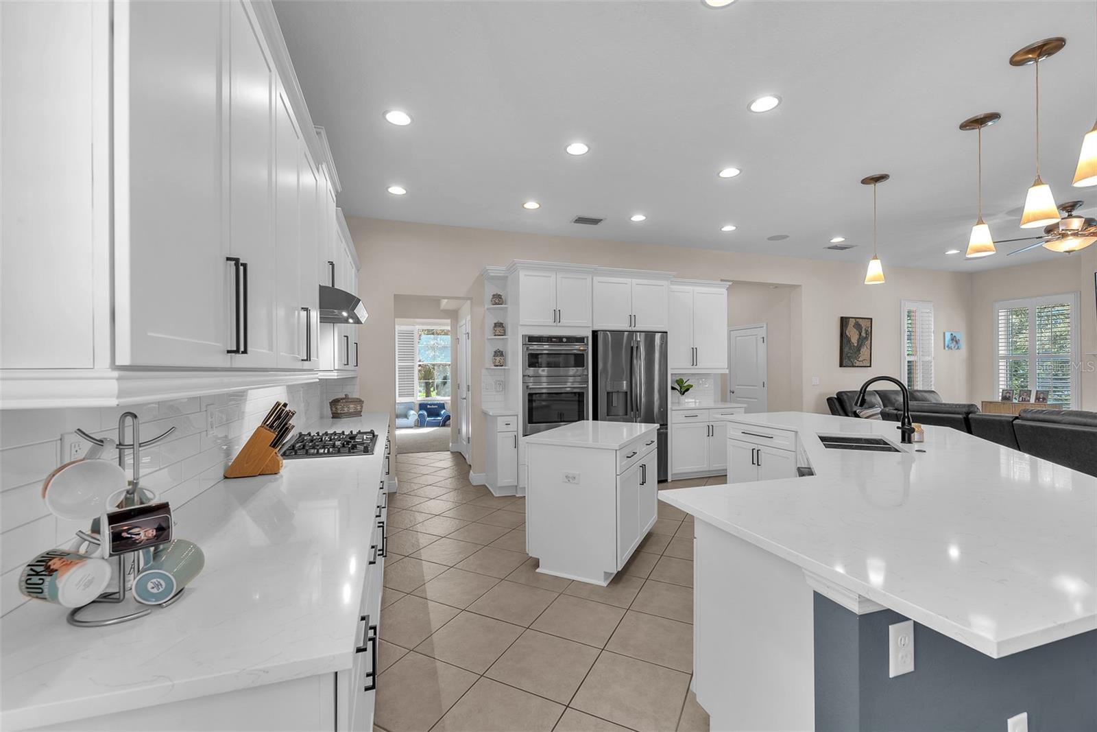 6207 Bleeker St Property Photo 4