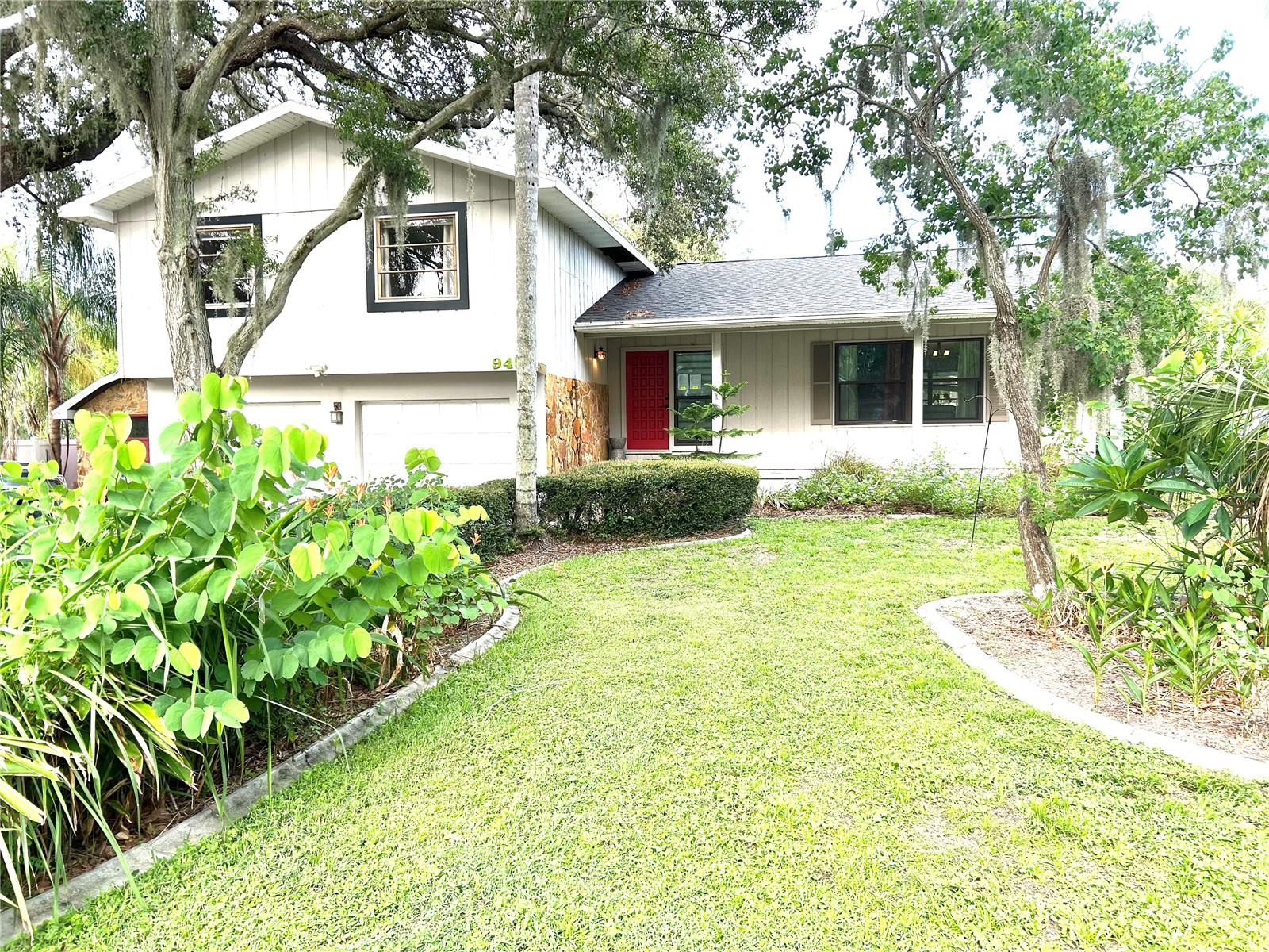 945 College Hill Dr Property Photo 1