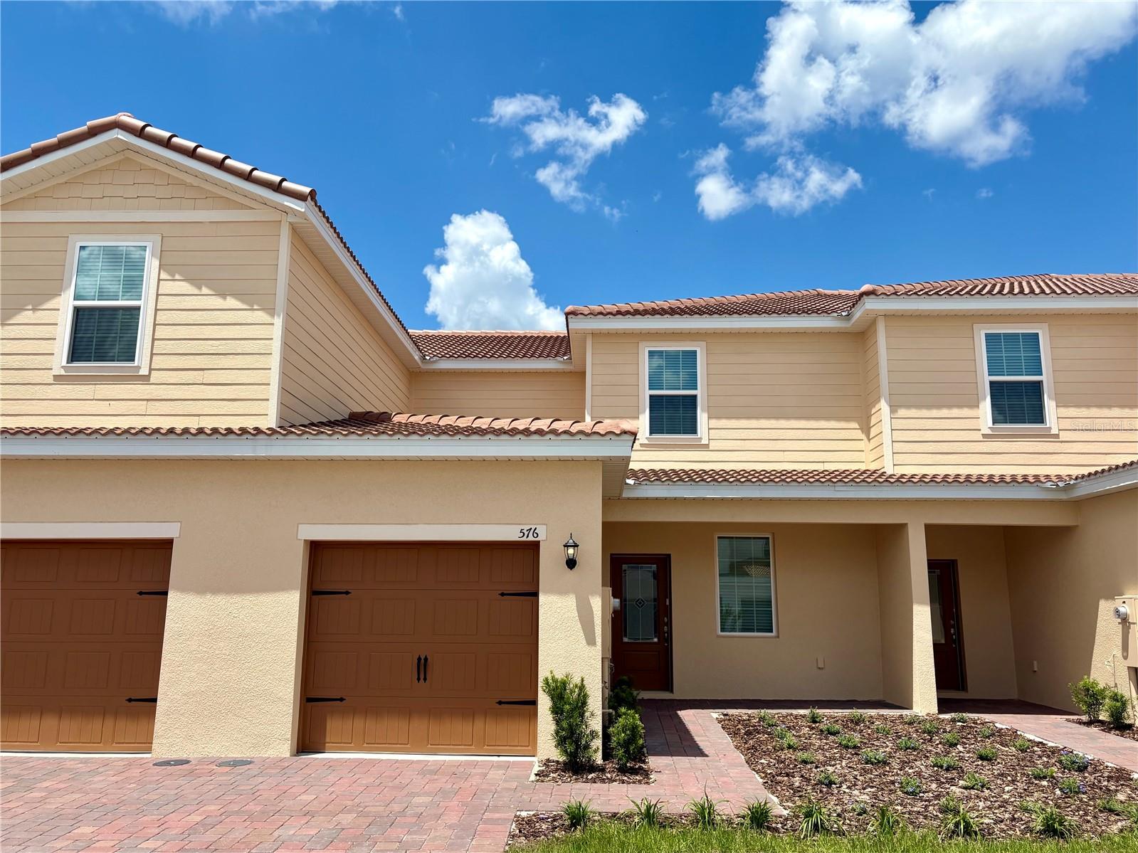 576 BAY LEAF DR Property Photo 1