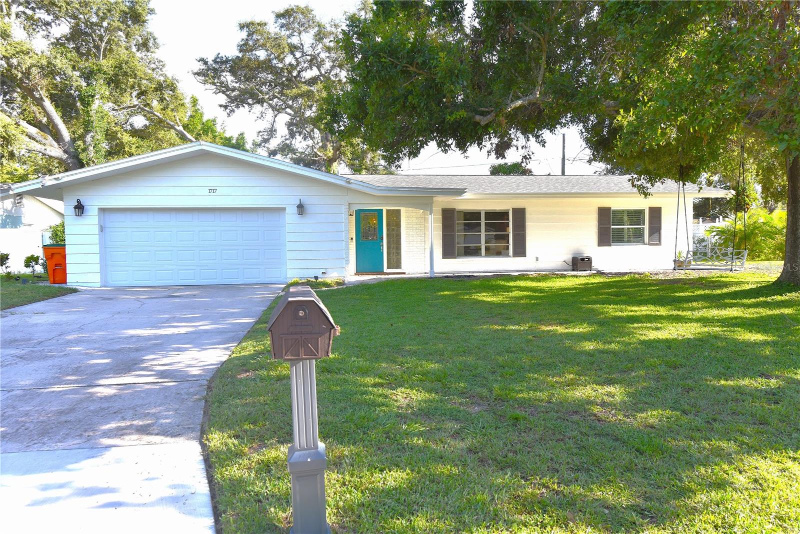 1717 Faulds Rd S Property Photo 1