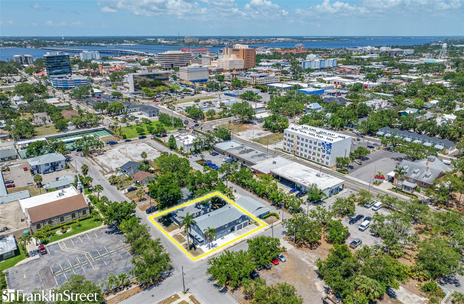 931 15th St W Property Photo 2