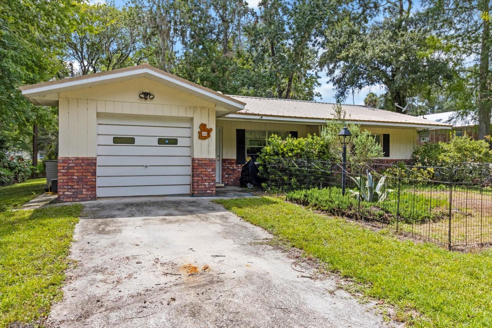 516 S Tuck Pt Property Photo 1