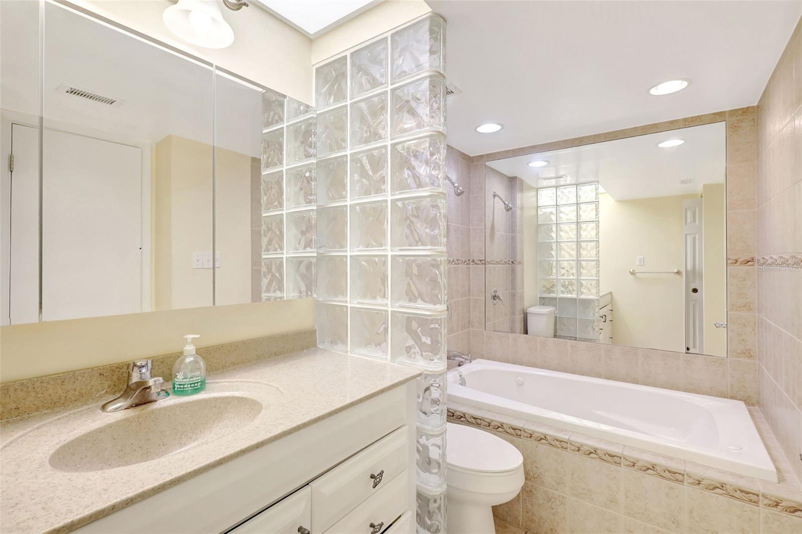 660 Island Way #708 Property Photo 24