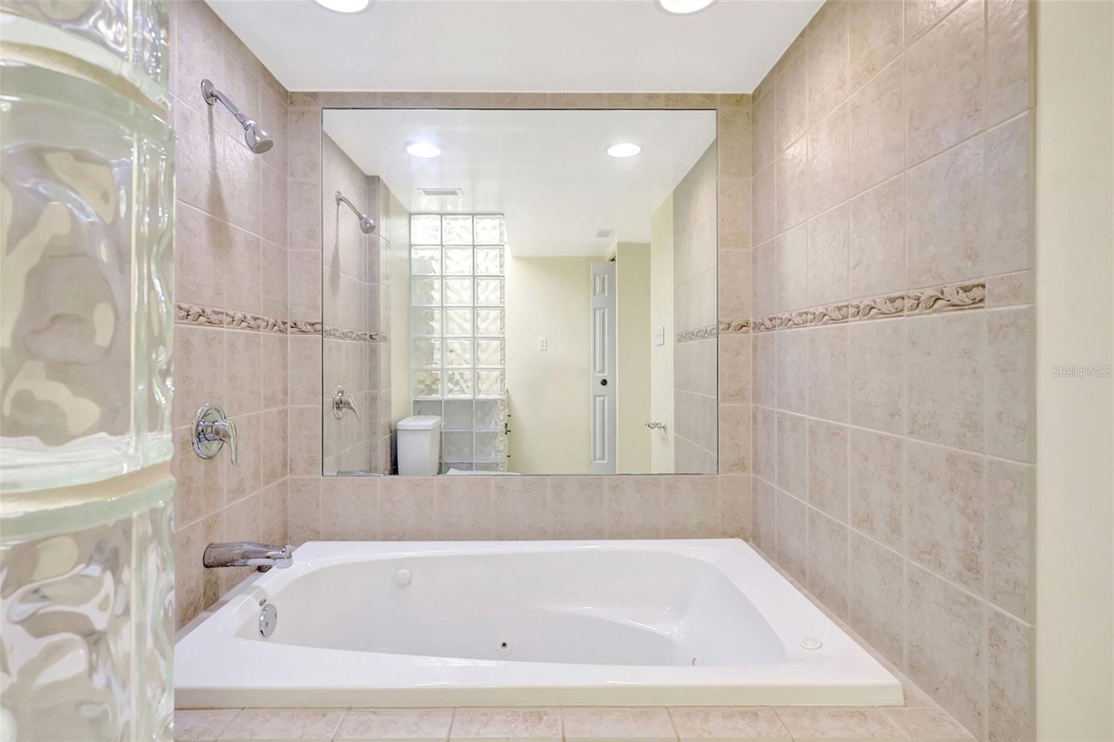 660 Island Way #708 Property Photo 25