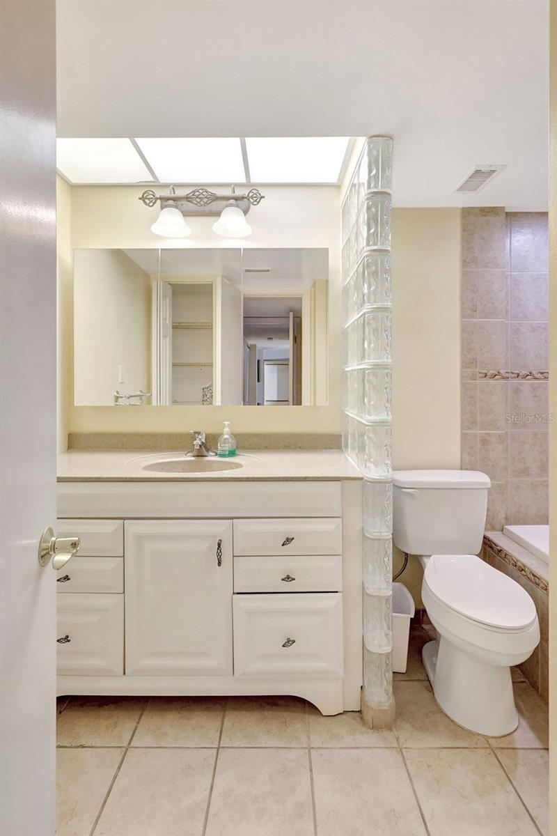 660 Island Way #708 Property Photo 31