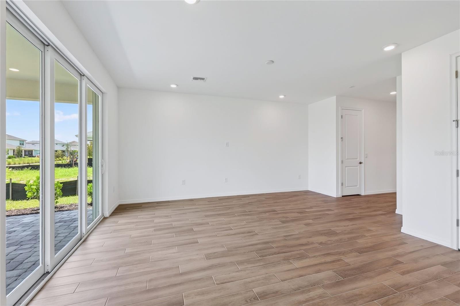 15811 Elina Sky Dr Property Photo 4