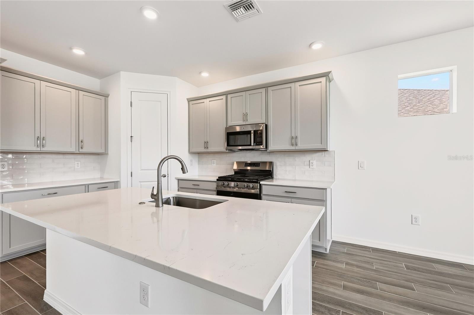 15811 Elina Sky Dr Property Photo 6