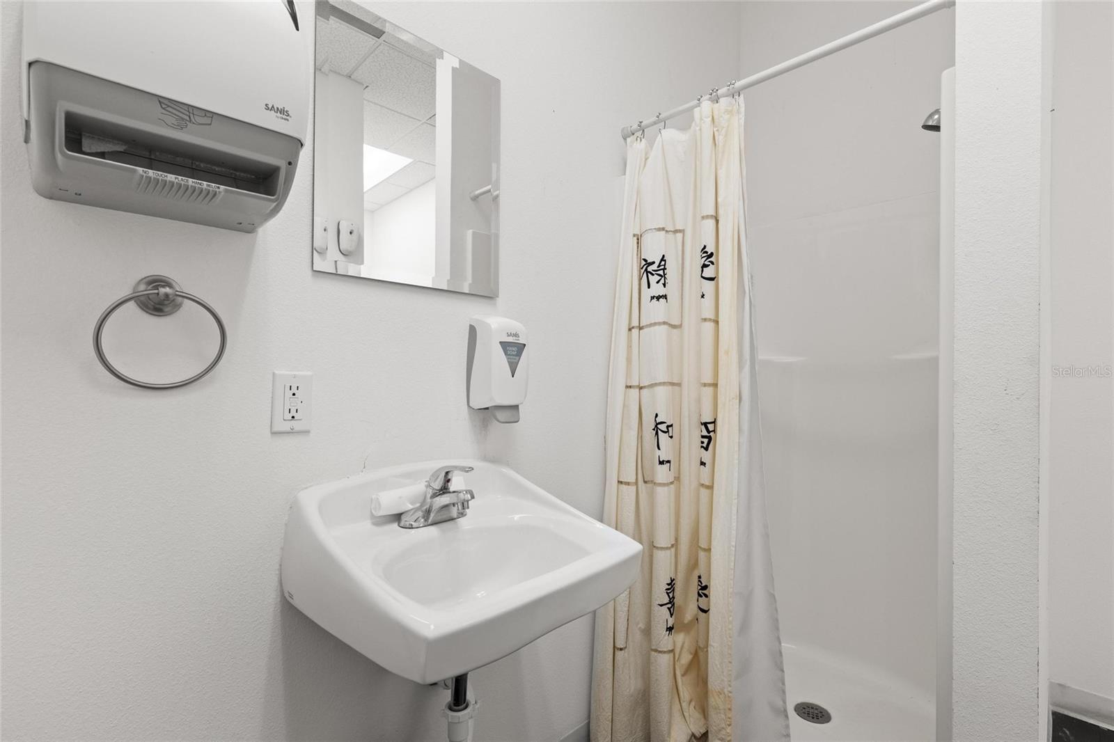 1500 L And R Industrial Blvd #bldg. D Property Photo 30