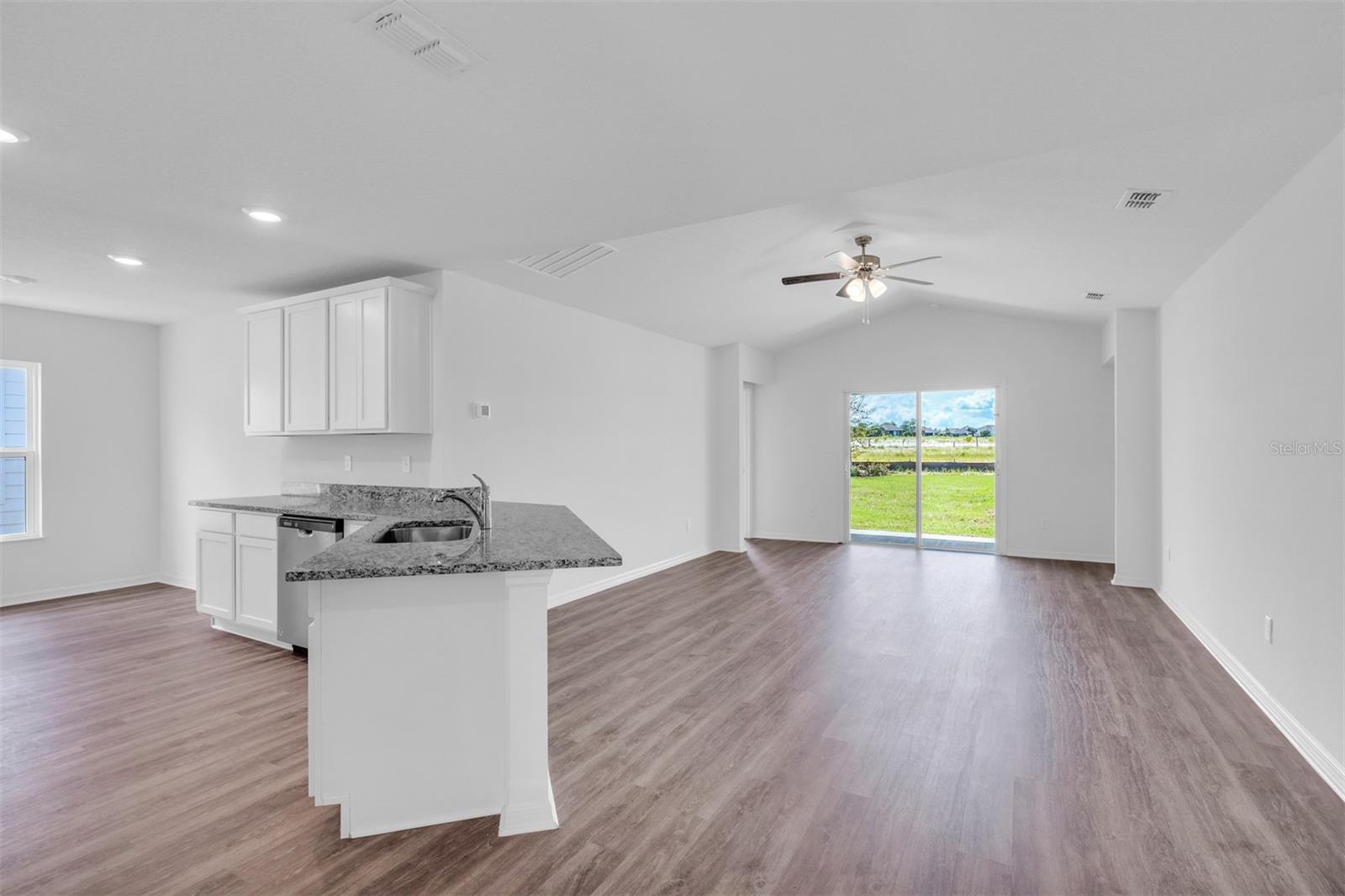40 Presidential Ln Property Photo 5