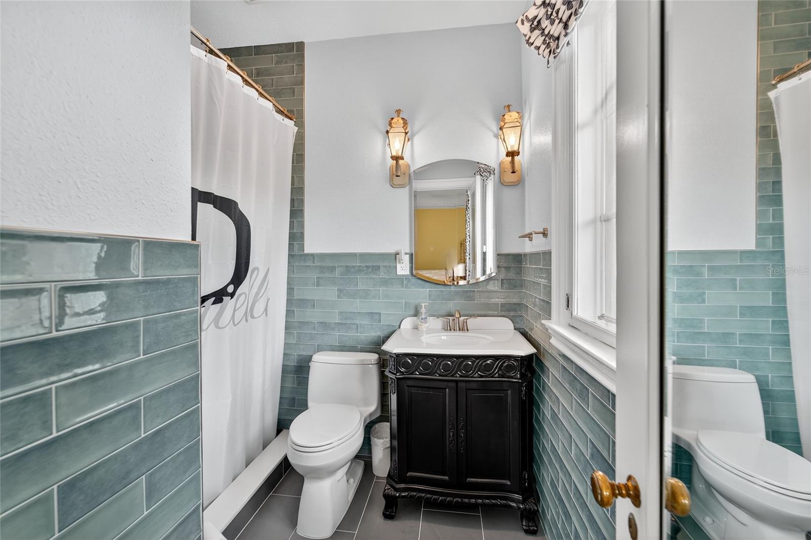 301 Caspian St Property Photo 49