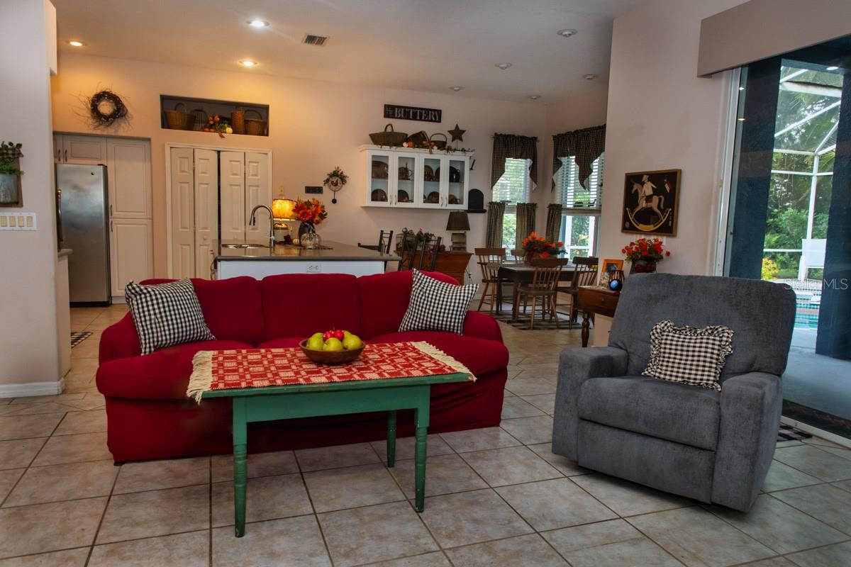 5260 Hammock Cir Property Photo 5