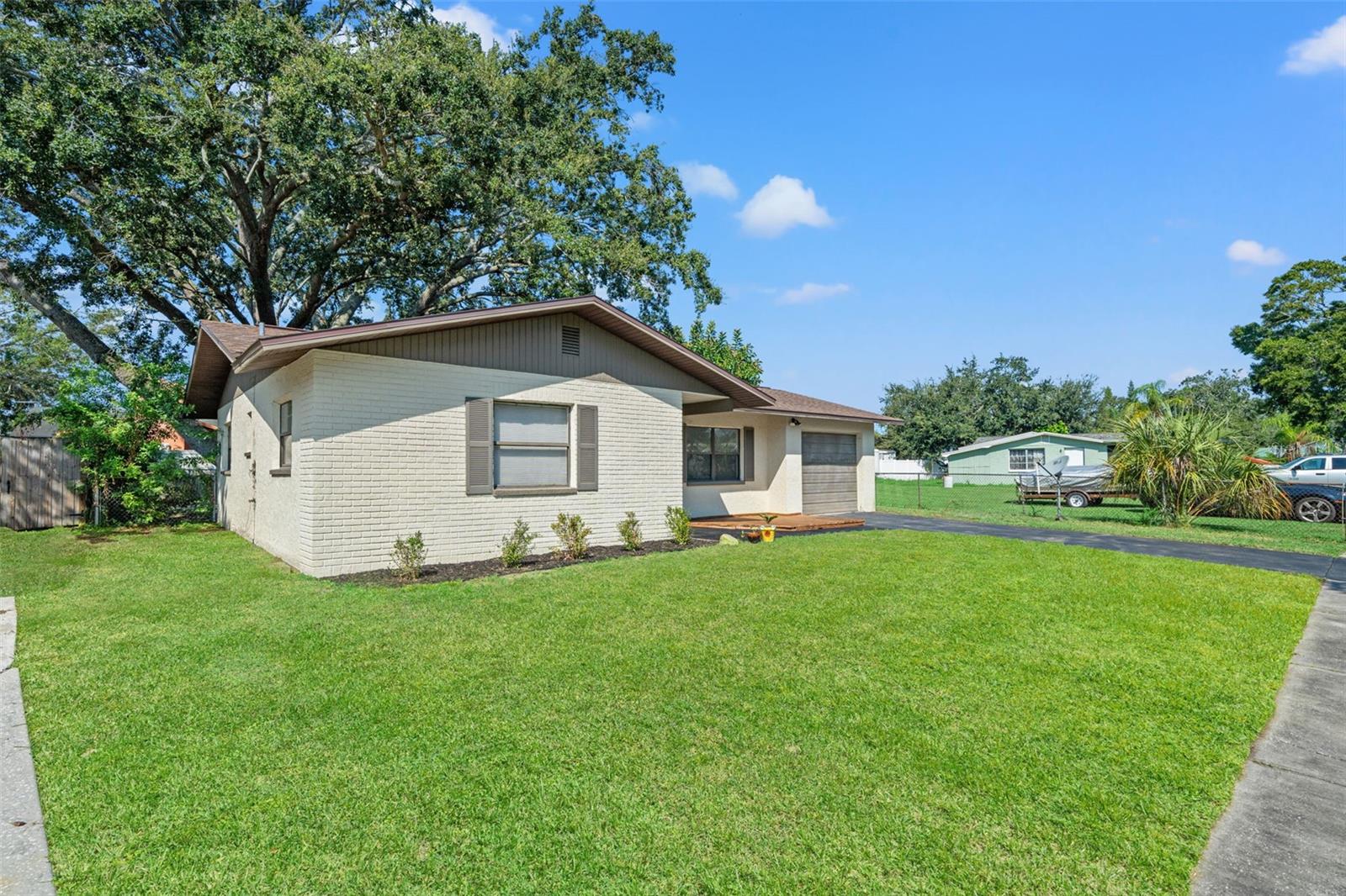 5828 Mariposa Dr Property Photo 3