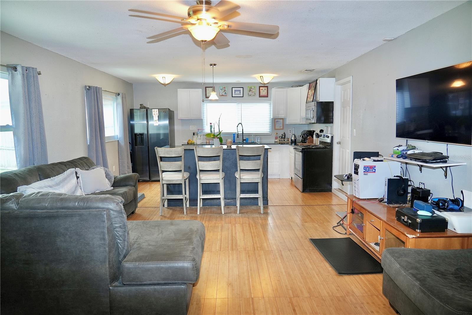 TB8433847 Property Photo 3