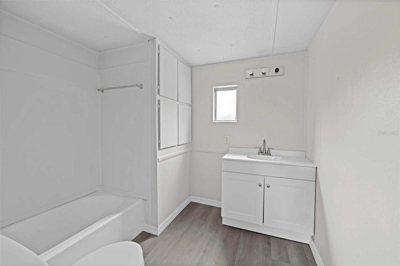 TB8433906 Property Photo 6