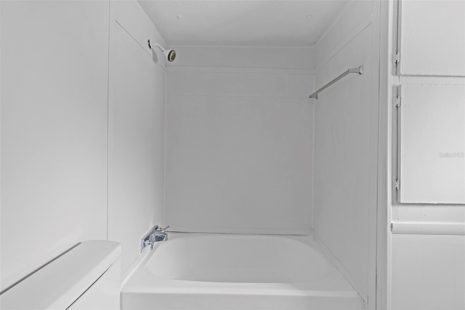 TB8433906 Property Photo 13