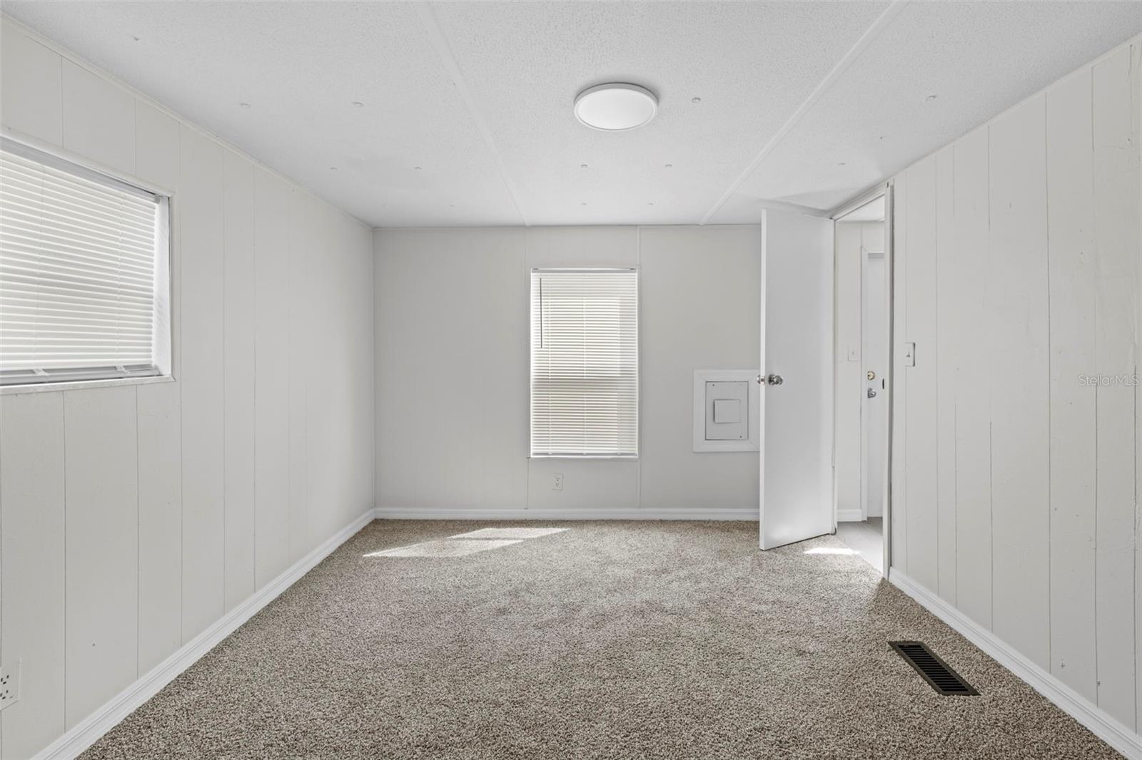 TB8433906 Property Photo 17